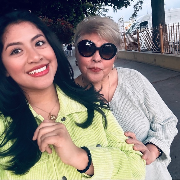 Meet your Posher, Jami 💕 - Picture 4 of 14